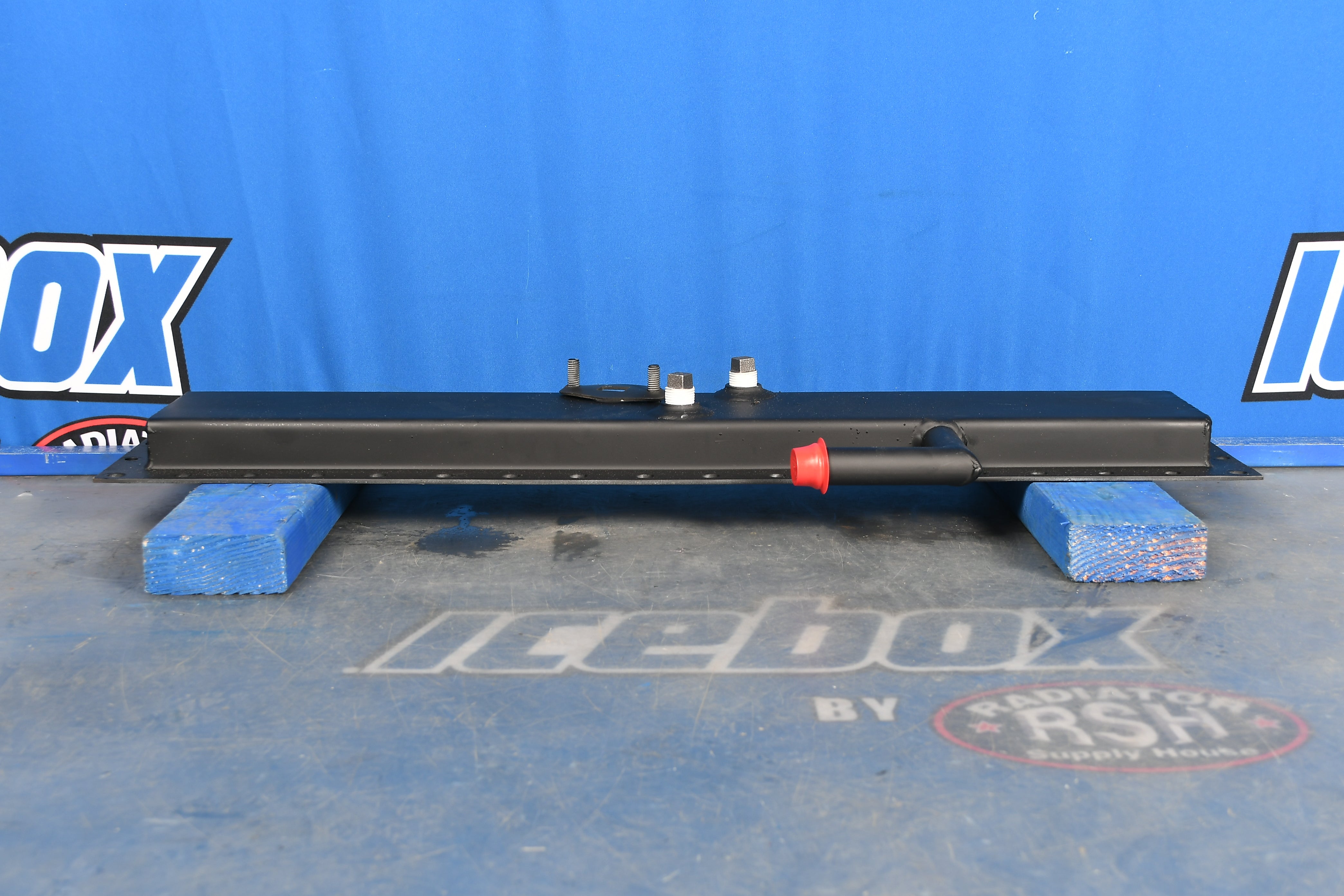 その他 RT-3796003143 Kenworth Bottom Tank # 604711 – Radiator Supply House